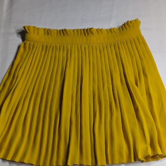 YA-ONG-E Yellow Pleated Women's Skirt Size Medium - Picture 1 of 4